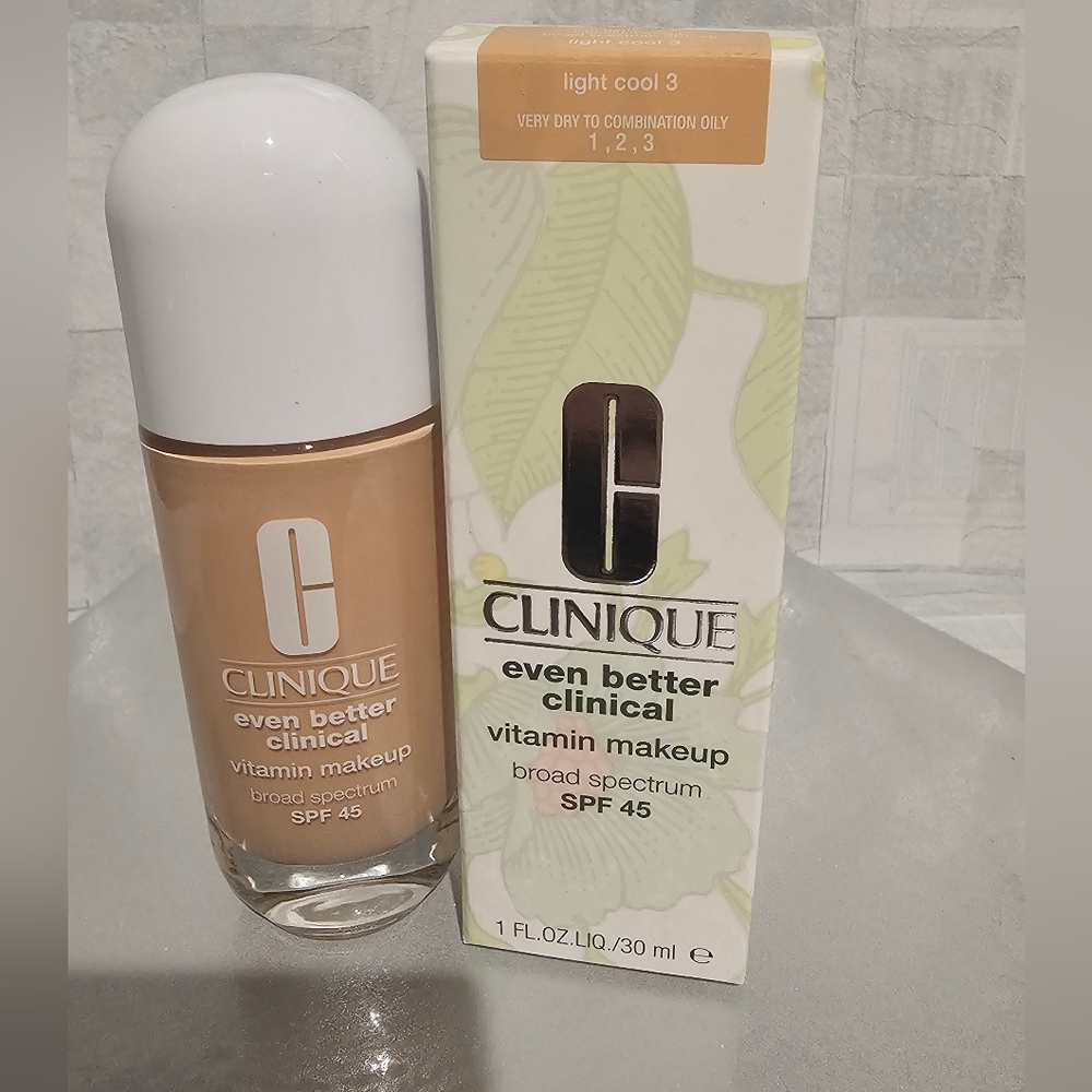 Light Cool 3 - Even Better Clinical VitaminMakeup Broad Spectrum SPF 45